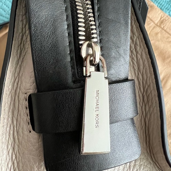 Michael Kors beige and black handbag with removable shoulder strap - Picture 6 of 9